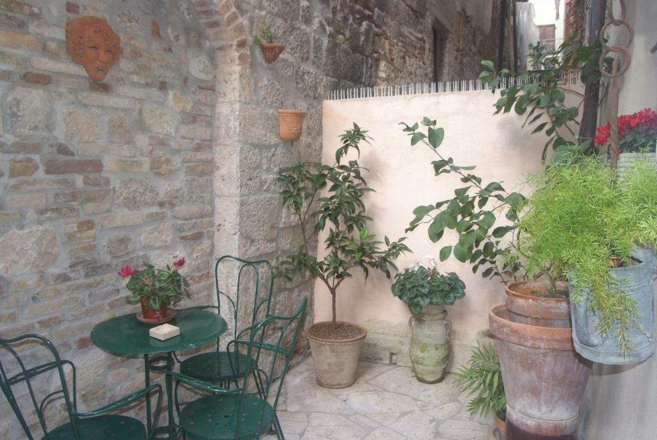 Piccola corte Ascoli Piceno Esterno foto